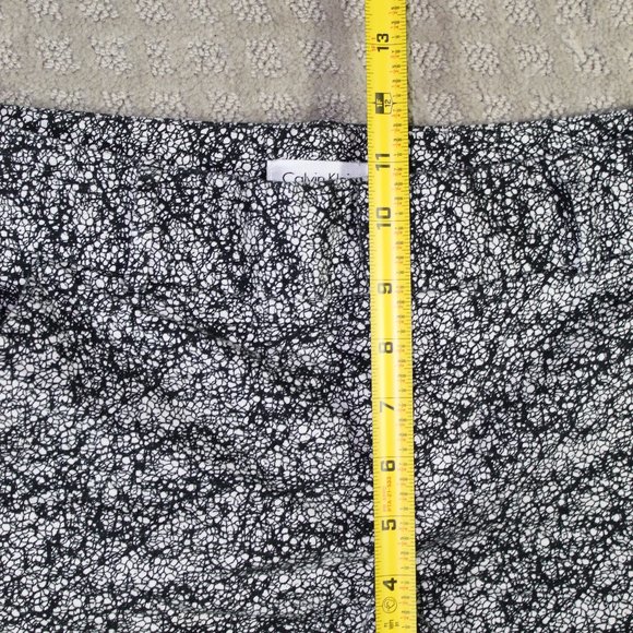 Calvin Klein Size 4 Black and White Stretch Shorts - Picture 4 of 6